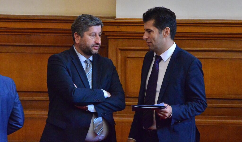 Кирил Петков и Христо Иванов в парламента.