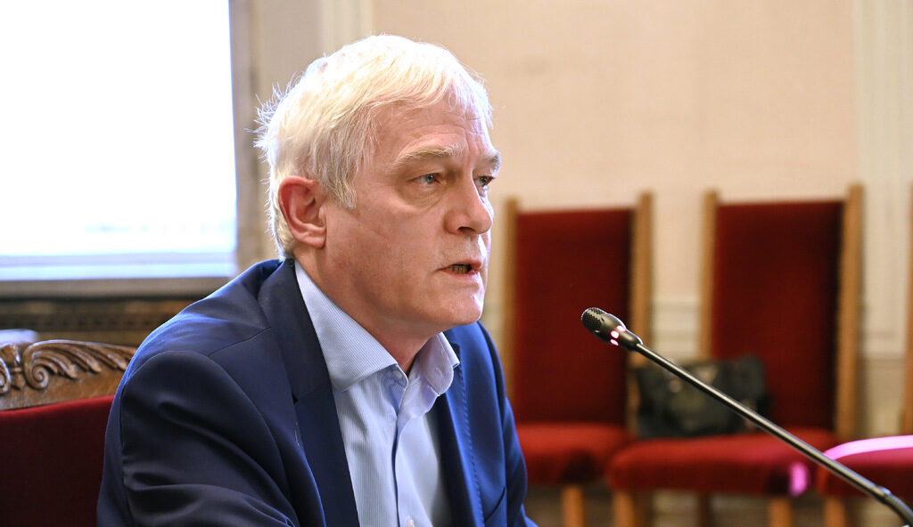 Управителят на НЗОК Петко Салчев в срок до 10 август 2022 г. ще определи еднократно, увеличен с еднаква числова стойност на всеки служител, нов размер на индивидуалните основни месечни заплати.