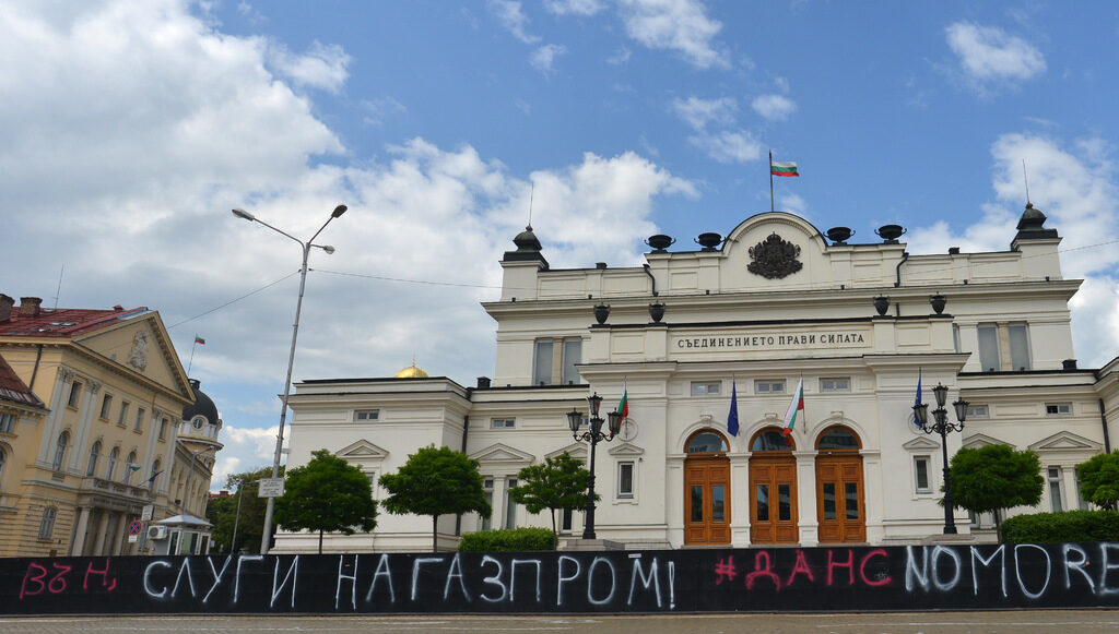 Трябва решително да се противопоставим на всеки опит за договаряне с "Газпром" и да гласуваме така, че веднъж завинаги да се откъснем от евразийската орбита, която ни ограбва.