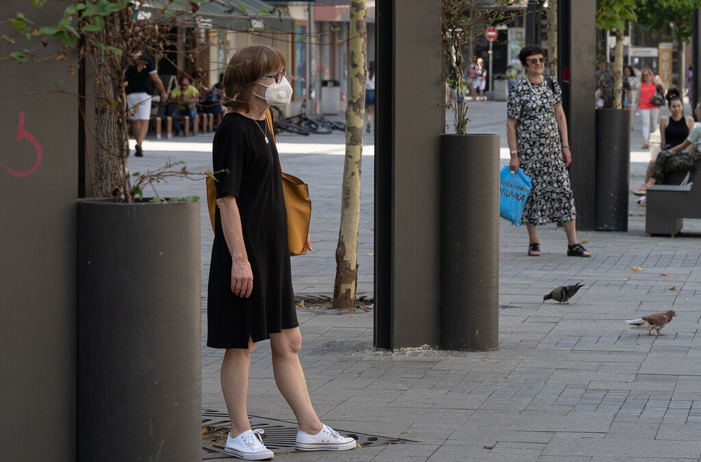 Носенето на маски на закрито в София е <a href="https://www.dnevnik.bg/bulgaria/2022/08/03/4376529_noseneto_na_maski_na_zakrito_v_sofiia_shte_e_samo_za/?ref=home_layer2">задължително</a> от 4 до 19 август