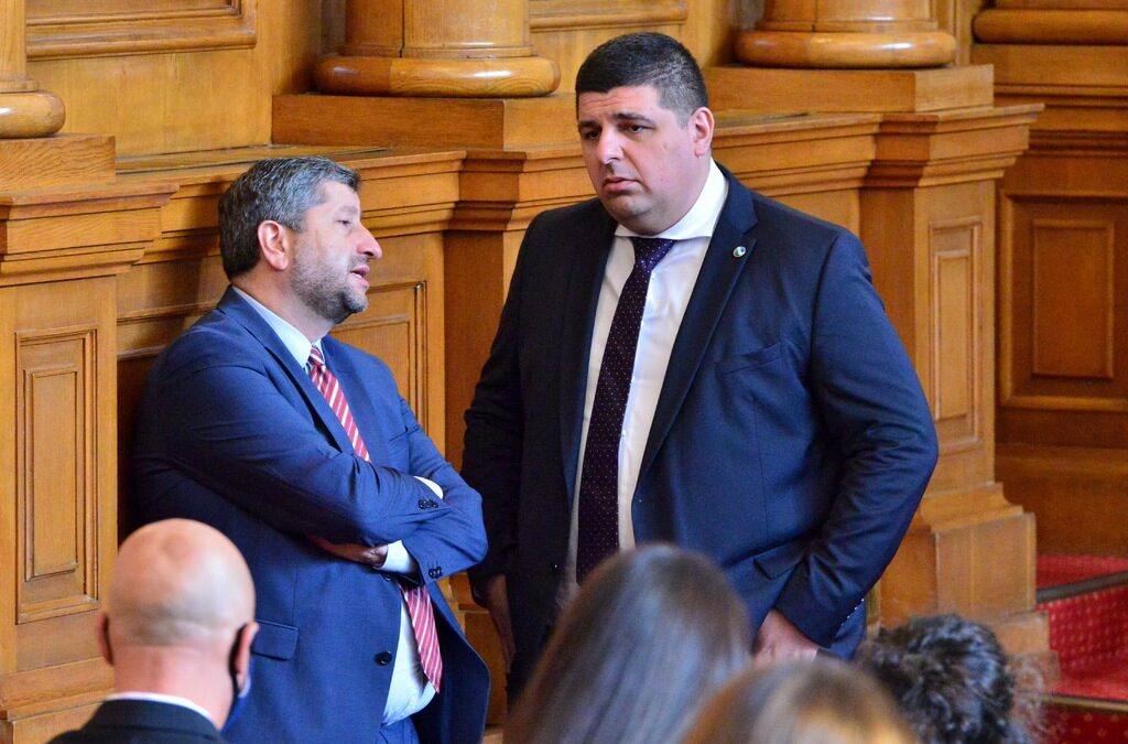 За 3 дни кабинетът успя да предизвика протести, коментират политици