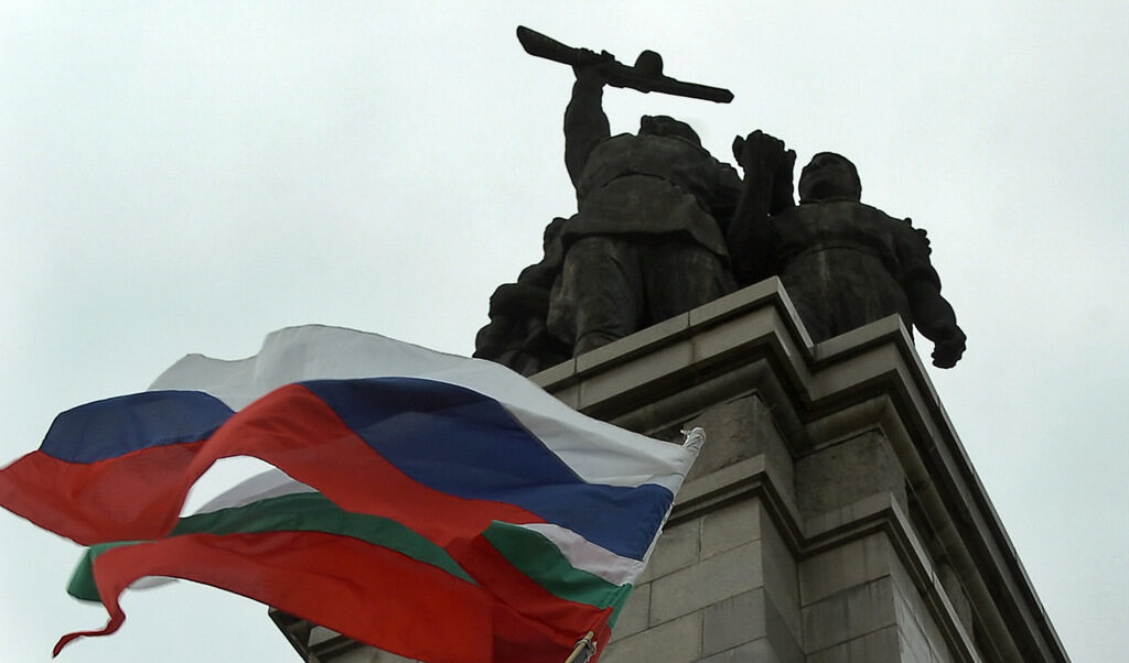 Защитата на руските интереси варира от вземането на конкретни решения в политиката, през назначаването на верни хора на ключови властови позиции, до манипулация на общественото мнение.