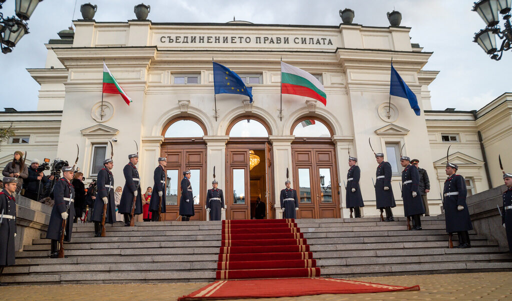 Циничните формули за политическата реабилитация на г-н Борисов карат страната все още да се занимава с бъдещата политическа кариера на бившия премиер. А основните въпроси сега са съвсем други. Циничните формули за политическата реабилитация на г-н Борисов карат страната все още да се занимава с бъдещата политическа кариера на бившия премиер. А основните въпроси сега са съвсем други.