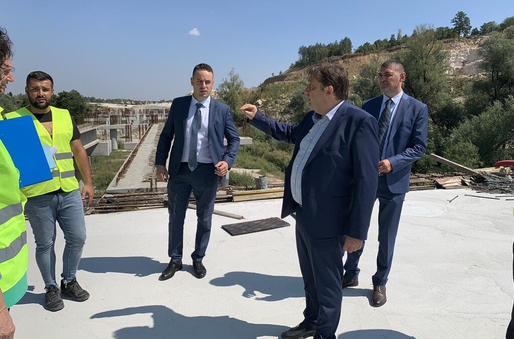 Захари Христов е в центъра на кадъра.