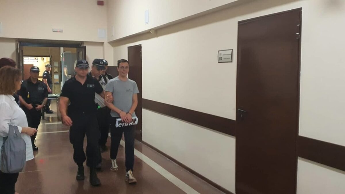 На влизане в съдебната зала. На влизане в съдебната зала.
