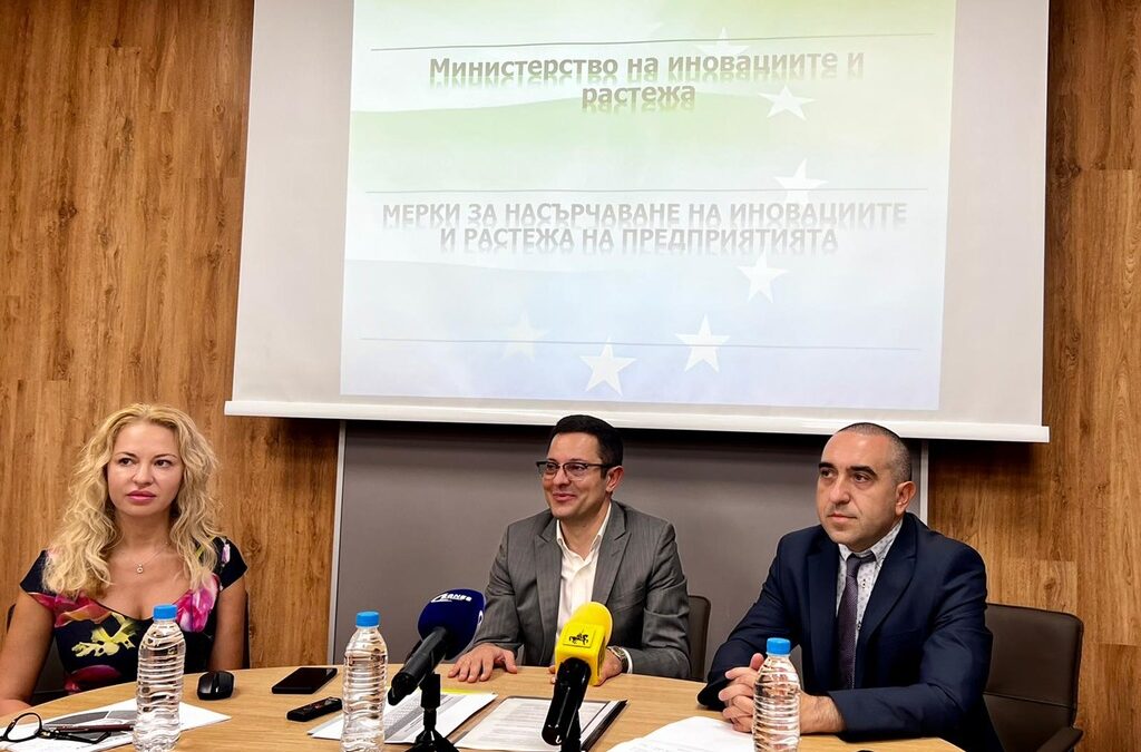 Александър Пулев, Илияна Илиева и областният управител на Перник Людмил Веселинов.