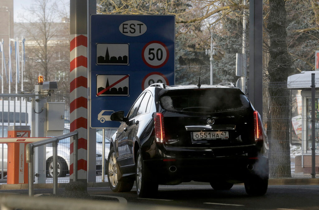 Автомобил влиза в Естония на граничния пункт с Русия Нарва.