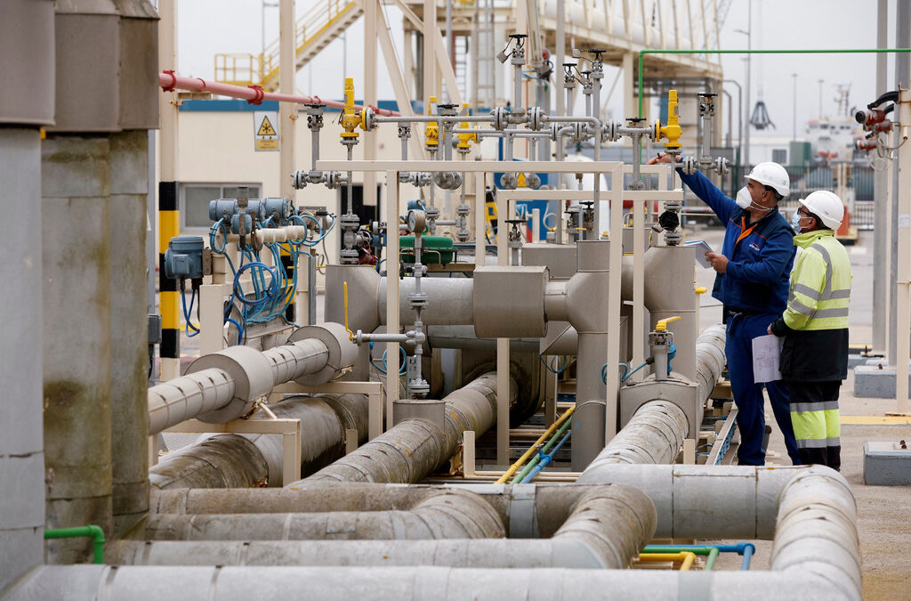 Терминал за втечнен газ край Барселона - един от спорните моменти в очакваните по-късно във вторник мерки за намаляване на сметките за енергия от Европейската комисия, е дали да се ограничи цената само на руския природен газ, или на целия внос в ЕС.
