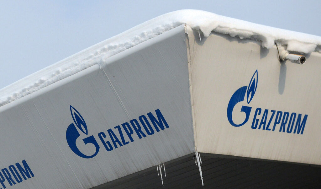 Непетролните приходи в руския бюджет също се сриват, с 37%, защото руската икономика е в тежка рецесия.