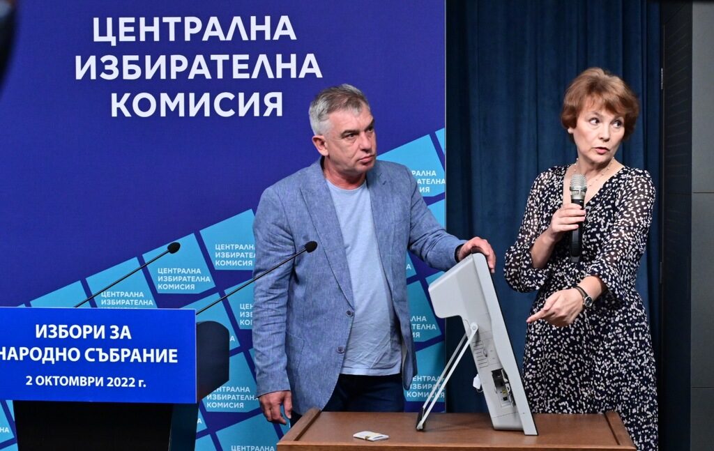 Росица Матева, зам.-председател на Централната избирателна комисия (ЦИК) и Росен Стоянов, главен експерт в Института по метрология