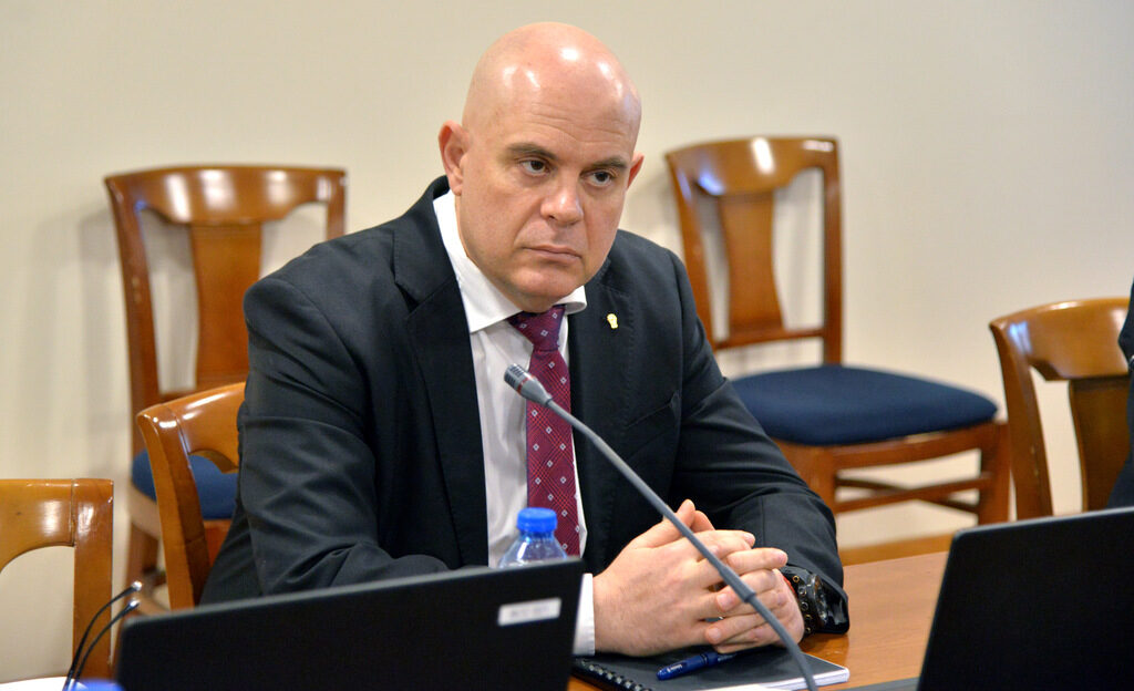 Главният прокурор посочва, че цитираната разпоредба не съответства на концепцията на конституцията за правова държава