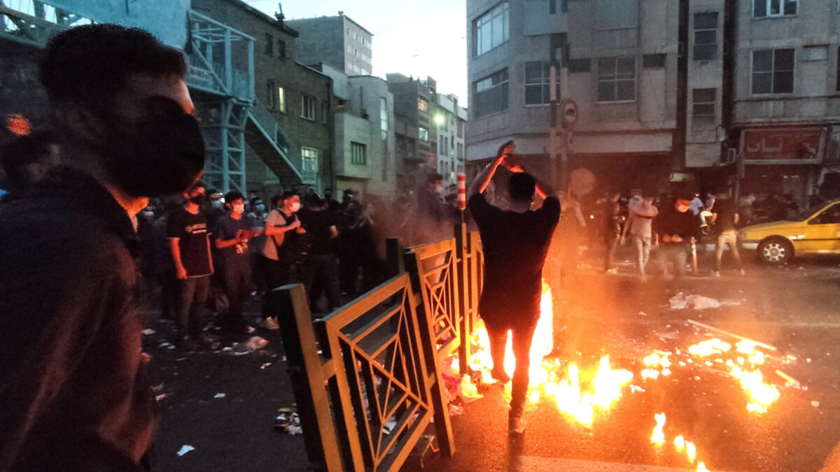 Контрапротести и нападки към Запада: Иран не успява да овладее безредиците