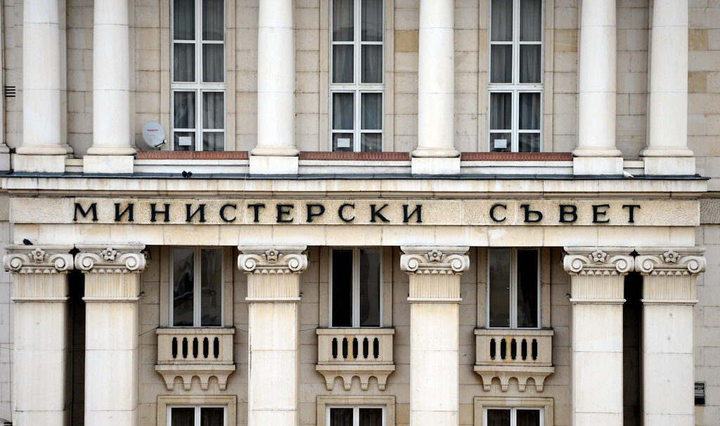 Това е сериозна предпоставка наесен да се окажем с управление, което да изкара поне до лятото.