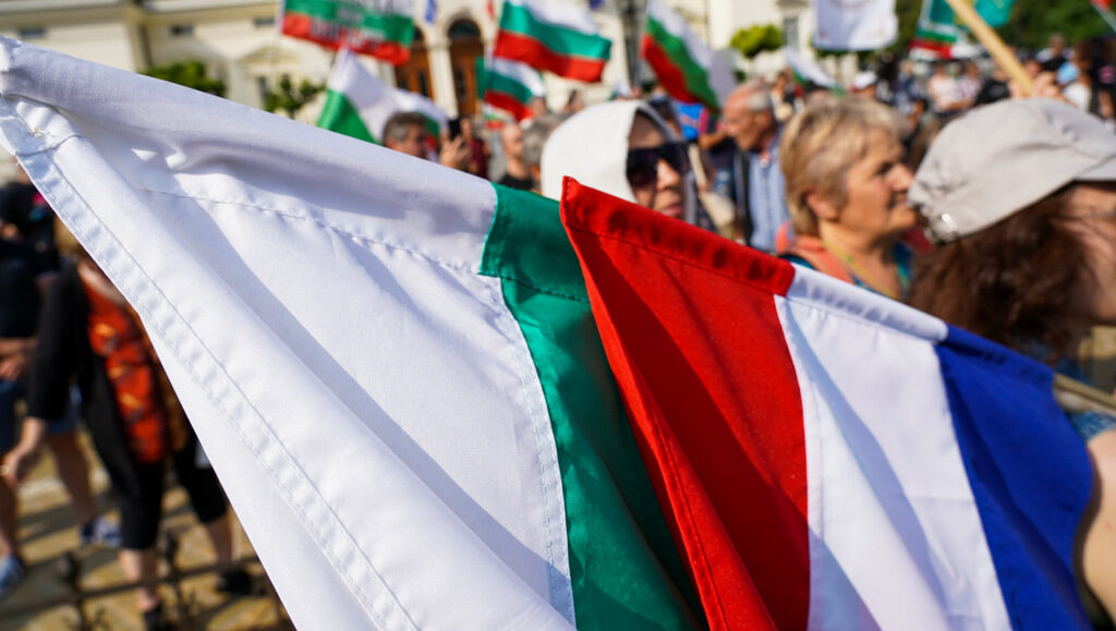 "Възраждане" напращя от властови амбиции, след като видя врага на нацията в лицето на Запада. "Възраждане" напращя от властови амбиции, след като видя врага на нацията в лицето на Запада.