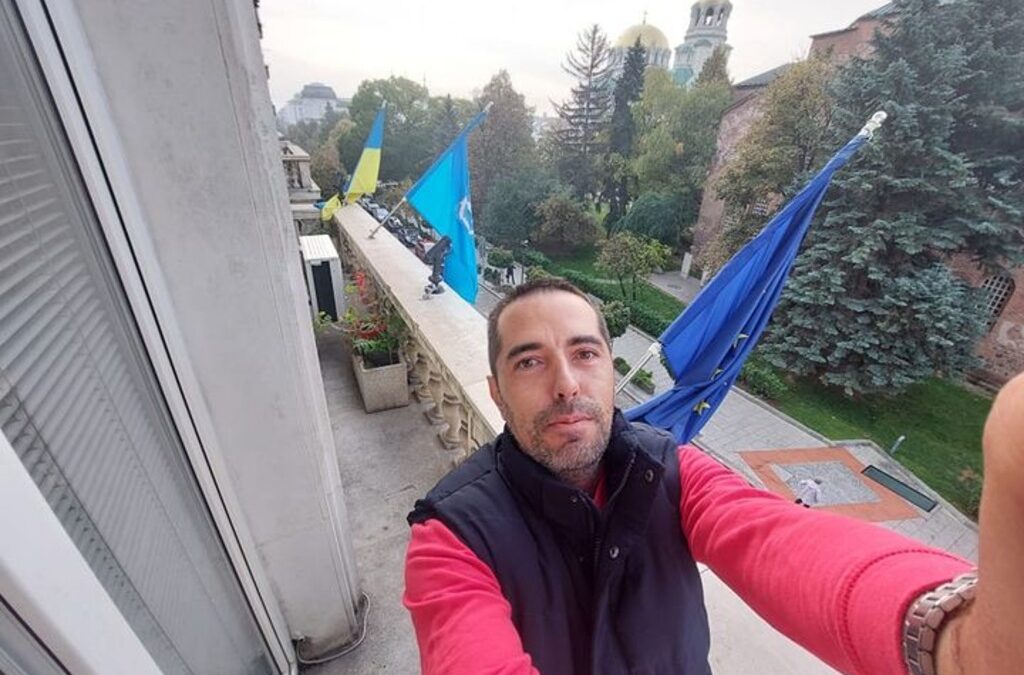 Иванов си прави селфи на балкона на Фандъкова със знамето на Украйна Иванов си прави селфи на балкона на Фандъкова със знамето на Украйна