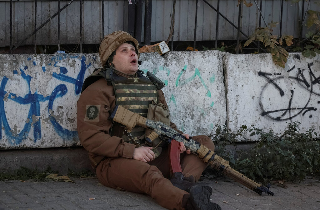 Украински военнослужещ се прикрива, докато сирените вият за въздушна тревога в Киев по време на удар на руски дрон. Украинските власти смятат, че това е безпилотен летателен апарат, произведен в Иран "Шахед-136".