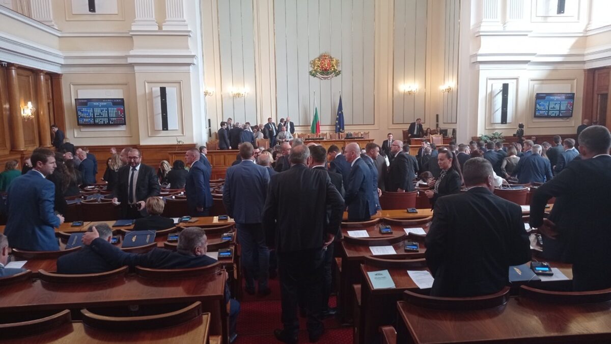 Конституционалисти: решението е промяна в правилата за избор на председател на парламента
