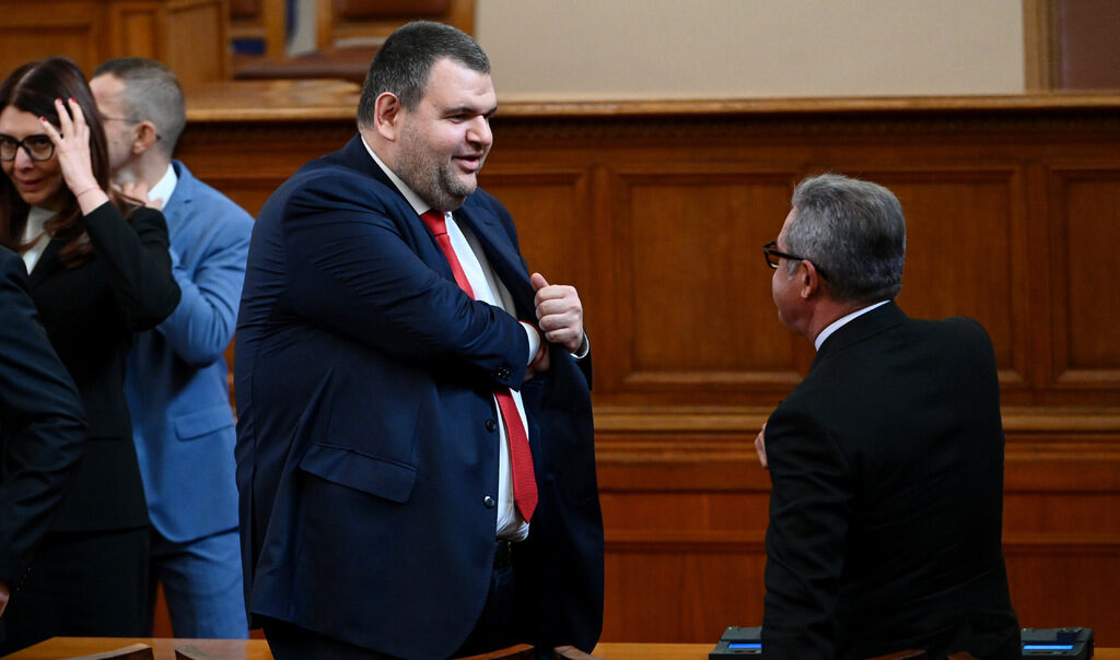 Делян Пеевски в разговор с Йордан Цонев на първото заседание на новия парламент