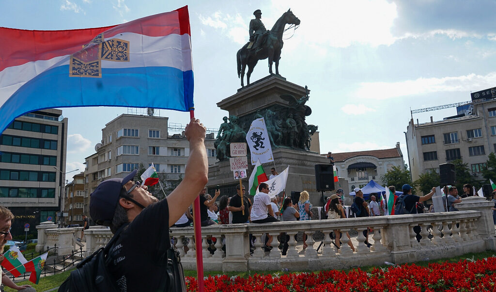 Протест на партия "Възраждане" срещу правителството на Петков, на което се развяват руски знамена Протест на партия "Възраждане" срещу правителството на Петков, на което се развяват руски знамена