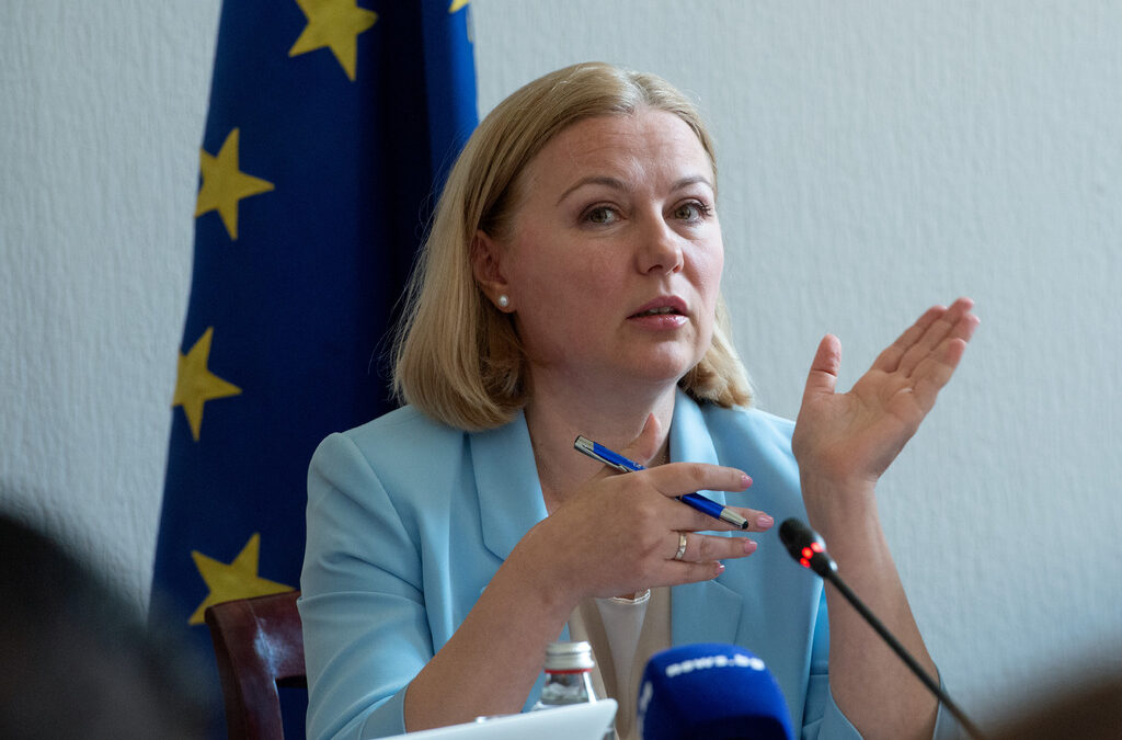 Надежда Йорданова е притеснена, че правната комисия се задръства от законопроекти