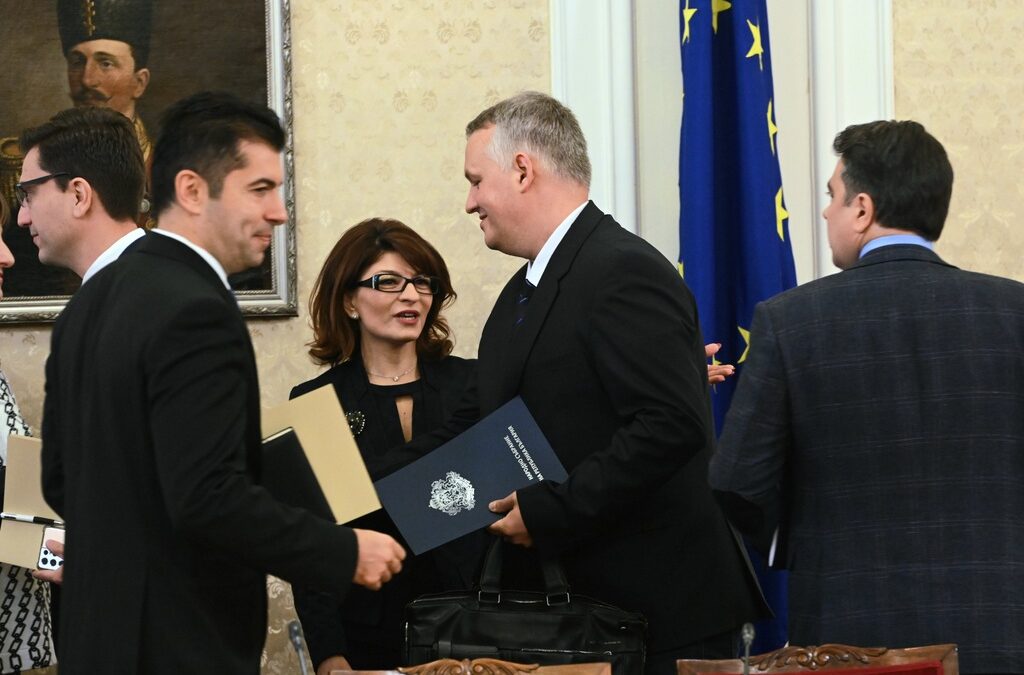 Съгласие и разминаване: ГЕРБ и "Продължаваме промяната" минават на експертни срещи