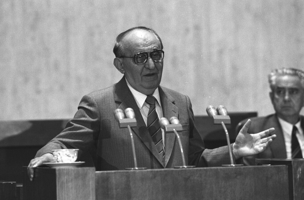 Тодор Живков на последния пленум на БКП на 10 ноември 1989 г., на който е отстранен. Днес се навършват 33 години от началото на Прехода от авторитаризъм към демокрация. Тодор Живков на последния пленум на БКП на 10 ноември 1989 г., на който е отстранен. Днес се навършват 33 години от началото на Прехода от авторитаризъм към демокрация.