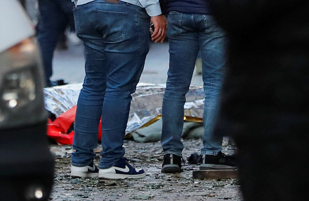 Видео показва как фигура, приличаща на женска, поставя пакет под саксия на улицата, непосредствено преди взрива, при който бяха убити шестима, а над 80 души са ранени
