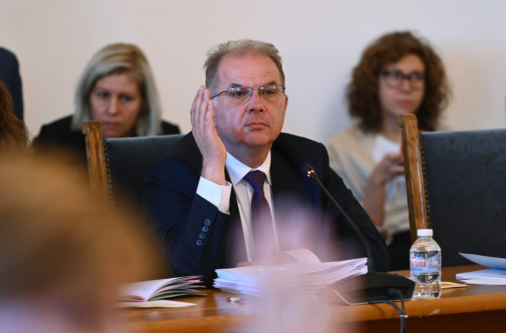 Покрай хартиената бюлетина ГЕРБ, ДПС и БСП заличиха район "Чужбина" и увеличиха изборната комисия
