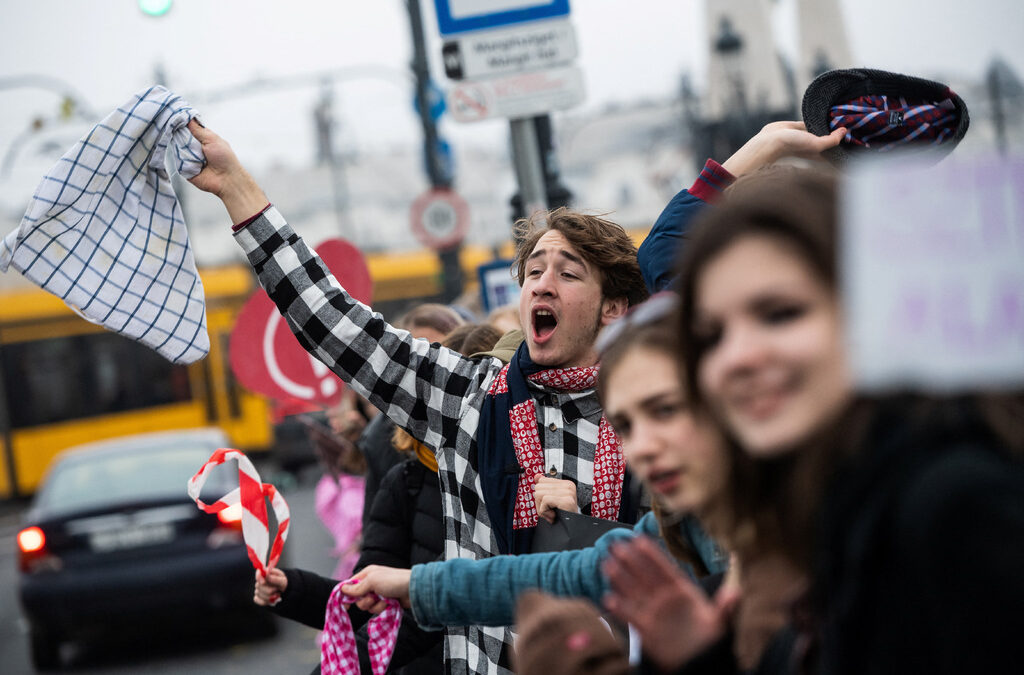 Унгарците разширяват протестите за заплатите на учителите Унгарците разширяват протестите за заплатите на учителите