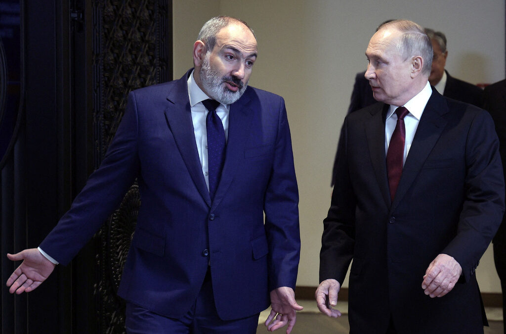 Пашинян и Путин при откриване на срещата на върха на държавите от шестчленния военен съюз на ОНД в Ереван