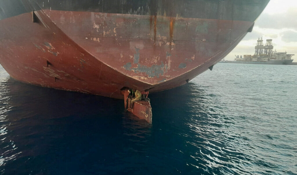 Тримата мъже са открити възседнали тънката метална горна част на руля на кораба, близо до ватерлинията, наричана "перо" Тримата мъже са открити възседнали тънката метална горна част на руля на кораба, близо до ватерлинията, наричана "перо"