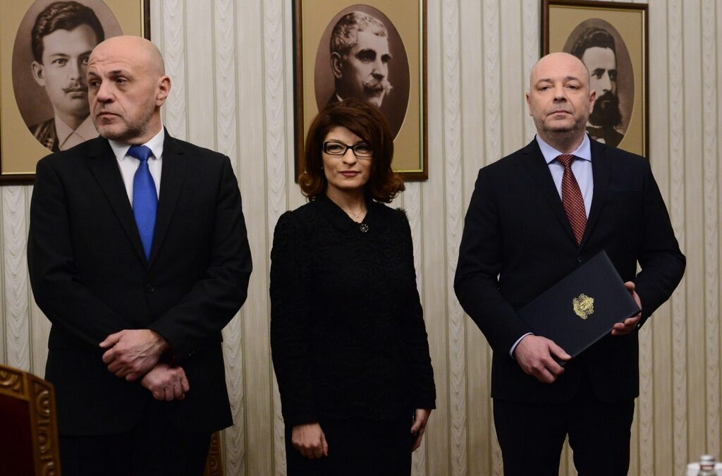 Николай Габровски, Десислава Атанасова и Томислав Дончев след получаването на първия проучвателен мандат от президента. Николай Габровски, Десислава Атанасова и Томислав Дончев след получаването на първия проучвателен мандат от президента.