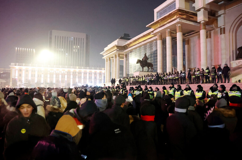 Трети ден продължават протестите в Улан Батор, като участниците настояват властите да разкрият имената на замесените в мега кражба на въглища от държавната въгледобивна компания