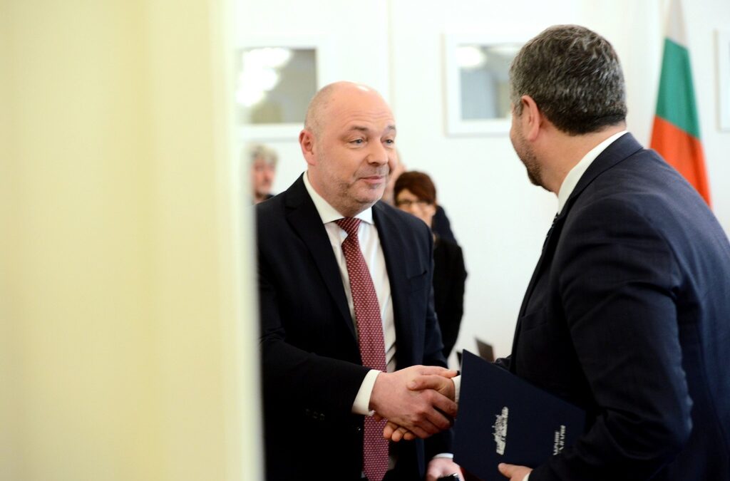 "Допирните точки са повече от разликите": "Демократична България" няма да подкрепи мандата, но ще работи с ГЕРБ
