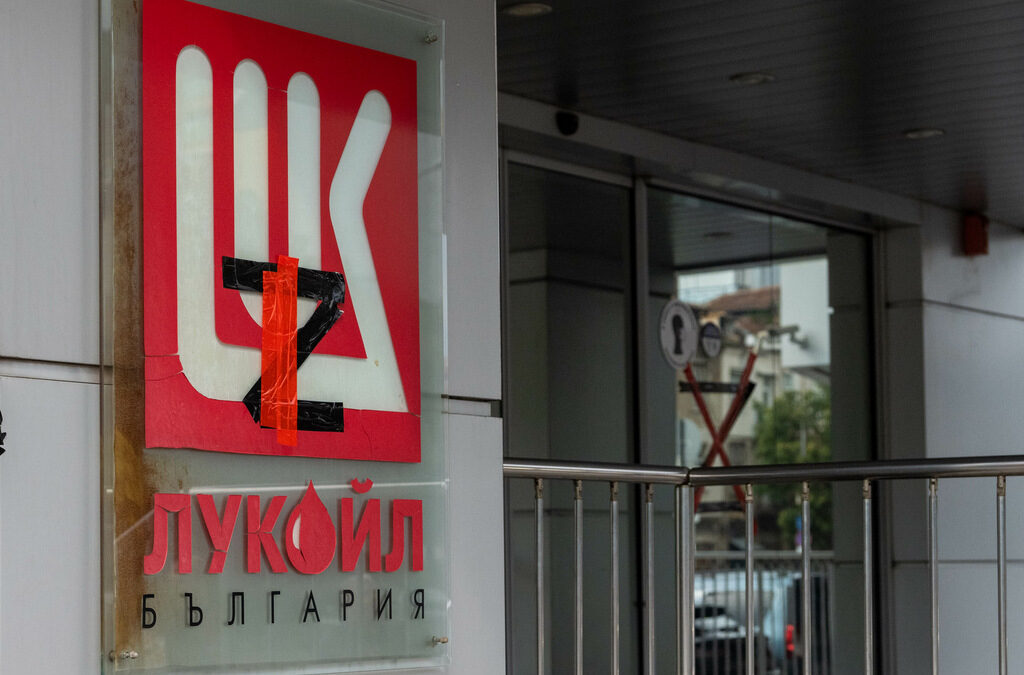 След началото на войната цената на руския суров петрол се стабилизира и после спада значително, докато цените на горивата, които плащат българските потребители, остава значително "отгоре".