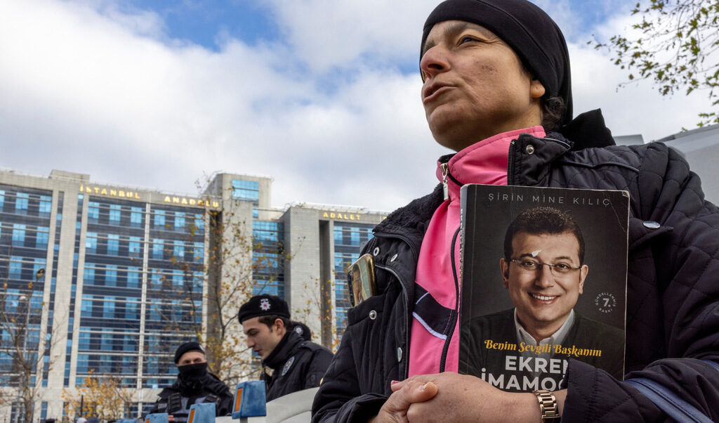 Привърженик на Имамоглу с негова книга очаква решението пред съда.