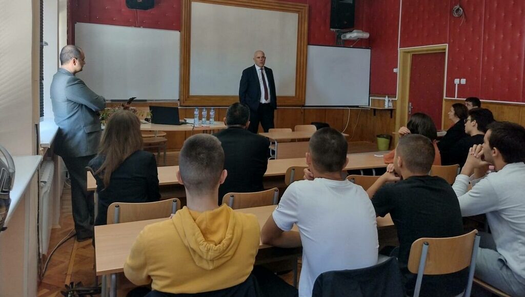 На срещите децата биват запознавани основно с личността на Иван Гешев и неговите виждания по промени в законодателството, които са спорни. Всички отговорни институции дължат проверка. На срещите децата биват запознавани основно с личността на Иван Гешев и неговите виждания по промени в законодателството, които са спорни. Всички отговорни институции дължат проверка.