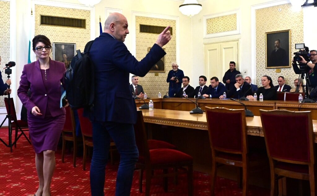 ГЕРБ и ДПС напуснаха срещата, организирана от "Продължаваме промяната", "Възраждане" въобще не дойде