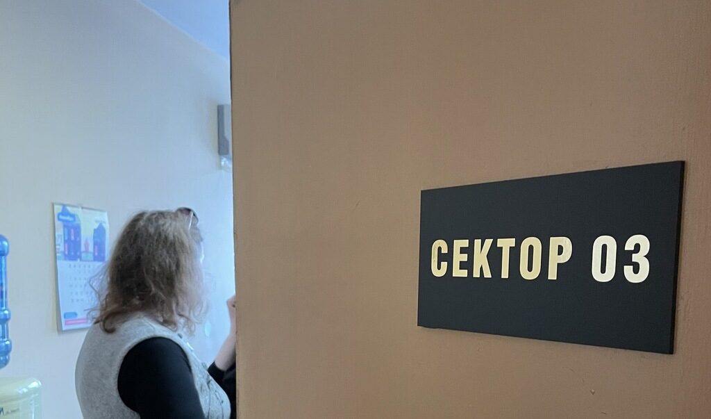 Според адвокат Стоян Мадин, придружил журналистите от "Капитал" по време на разпитите им, прокуратурата излиза извън рамките на правомощията си