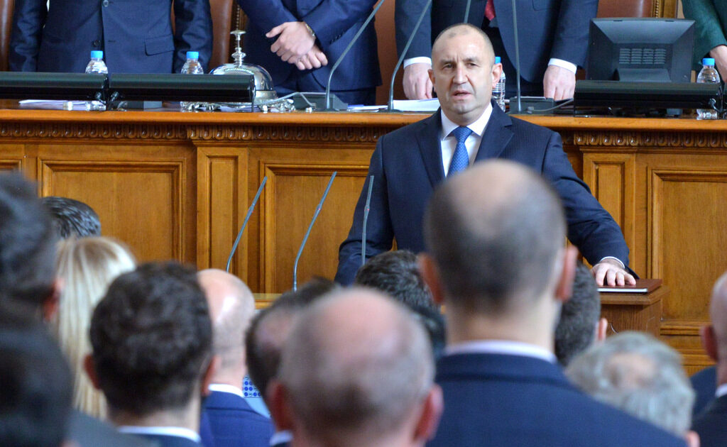 Президентът Румен Радев на парламентарната трибуна.