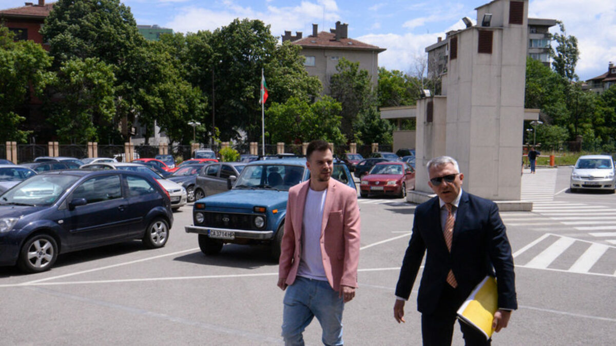 Александър Деянов с адвоката си Николай Хаджигенов на влизане в сградата на специализирания наказателен съд