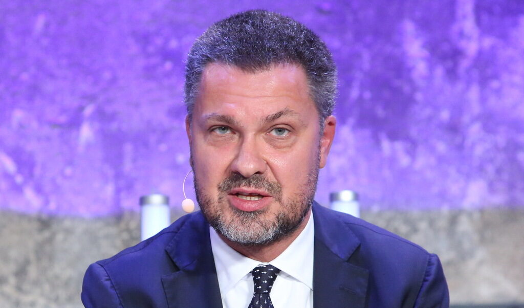 Още един от свързваните с корупция в Европарламента е отстранен от поста си