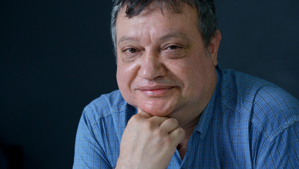 "Чувствам се прекрасно, когато се намирам в университетските библиотеки у нас и по света, изпълнени с млади хора", казва Стефан Дечев
