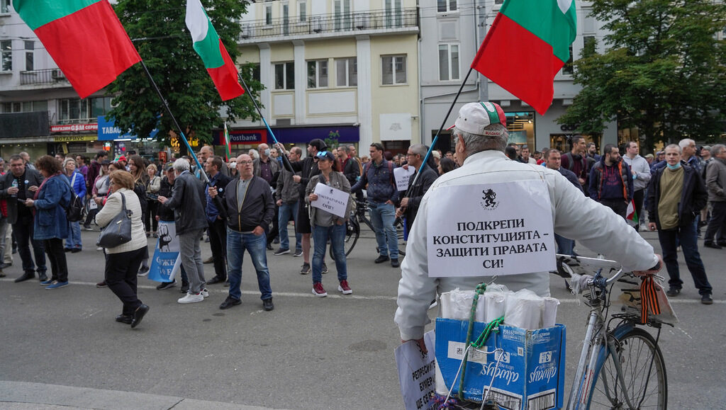 Постигането на справедливостта не е естествено състояние, а съвместно усилие, в което всички участват. Постигането на справедливостта не е естествено състояние, а съвместно усилие, в което всички участват.