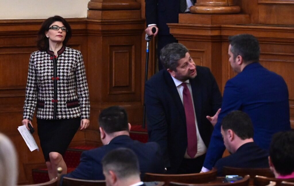 Десислава Атанасова от ГЕРБ, Христо Иванов от "Демократична България" и Кристиан Вигенин от БСП Десислава Атанасова от ГЕРБ, Христо Иванов от "Демократична България" и Кристиан Вигенин от БСП