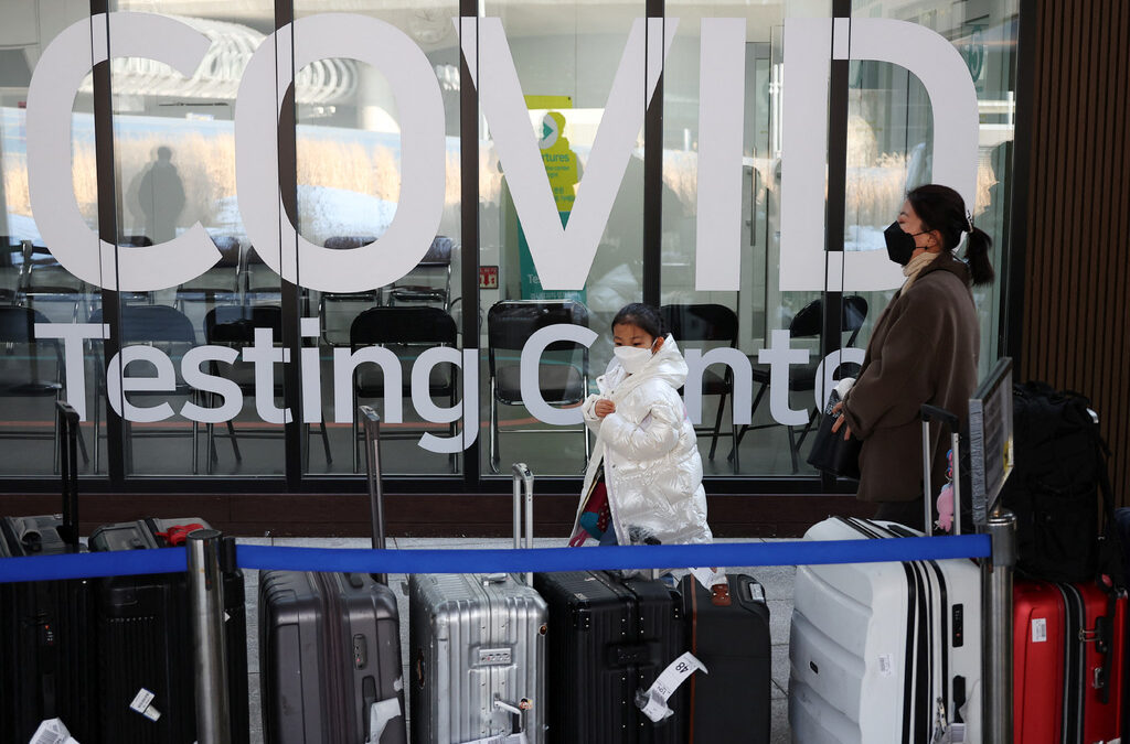 Центровете за COVID тестване на големите европейски летища, които бяха затворени през лятото, ще трябва да отворят отново, за да поемат интереса към изследвания на пътниците, пътуващи от и за Китай