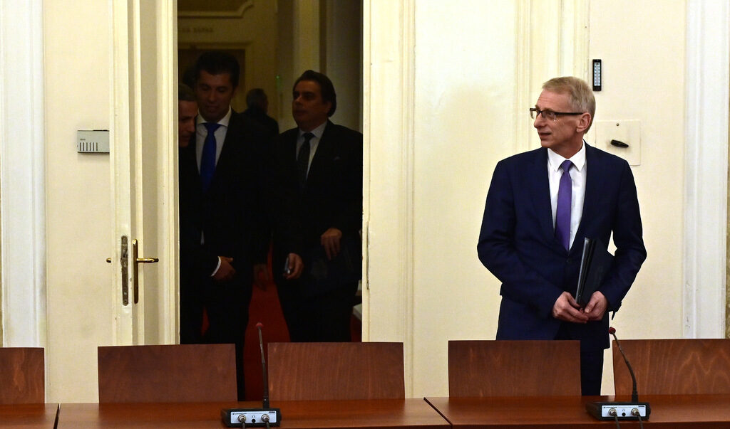 Третата среща на номинирания за премиер Николай Денков и парламентарно представените партии.
