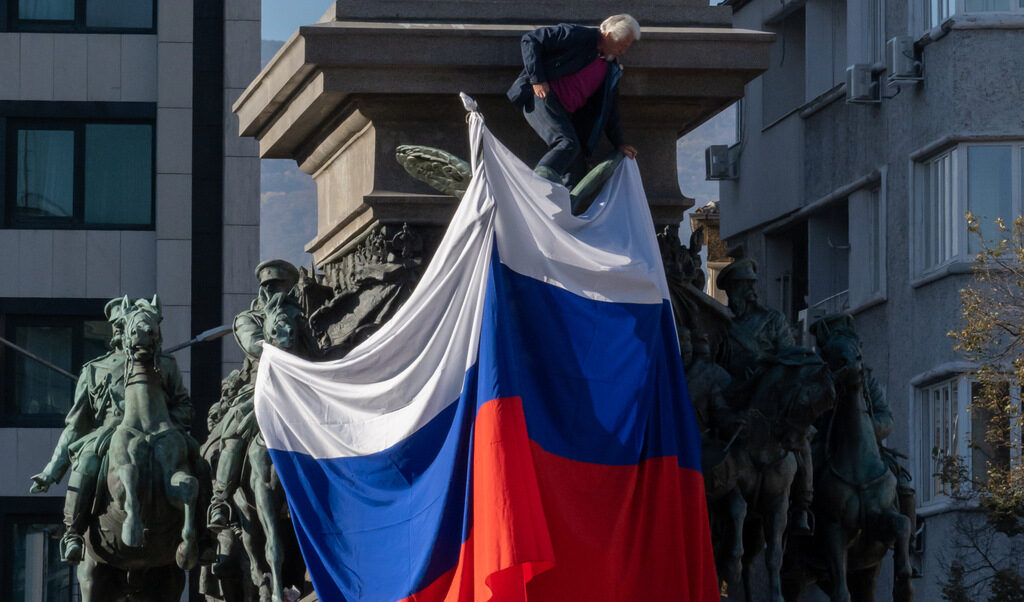 Единственият шанс за някакъв пробив е, ако се спечелят местните избори в някои от големите градове, начело със София. Иначе властта остава в ръцете на мафията.