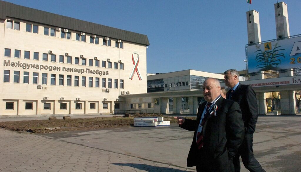 Има ли смисъл общините да притежават собственост в предприятия, които не могат да управляват и контролират, или в такива, които действат в пазарна среда при конкуренция от частния сектор? Има ли смисъл общините да притежават собственост в предприятия, които не могат да управляват и контролират, или в такива, които действат в пазарна среда при конкуренция от частния сектор?
