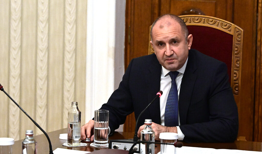 На президента конституцията му вменява да избере формацията с най-голям шанс да състави кабинет. А Радев избра тази с най-малкия - БСП, и то за четвърти пореден път. На президента конституцията му вменява да избере формацията с най-голям шанс да състави кабинет. А Радев избра тази с най-малкия - БСП, и то за четвърти пореден път.